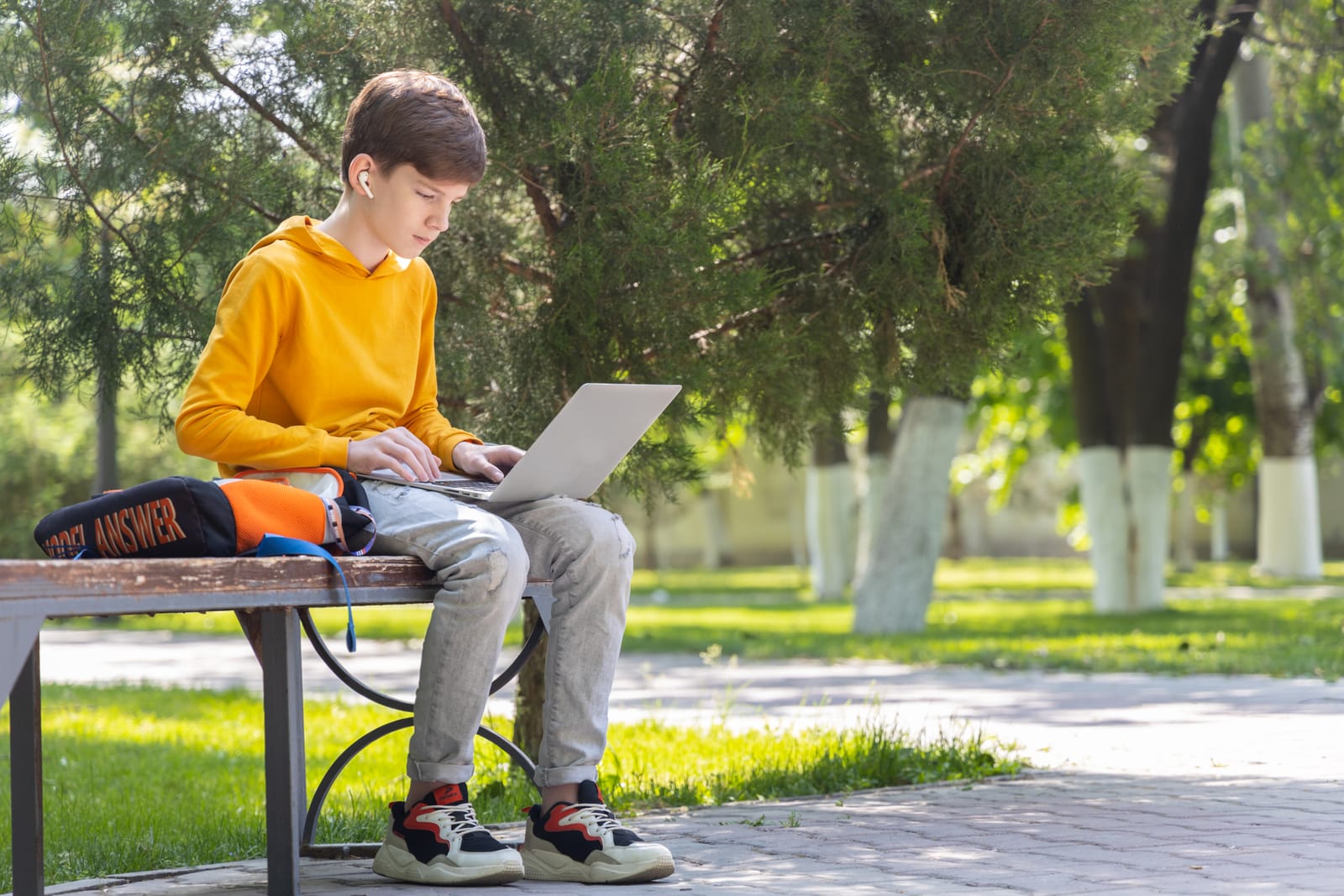 Obecny, Nie Idealny | Present, Not Perfect